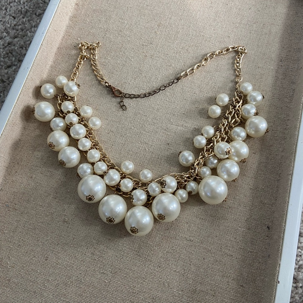 Elegant Pearl and Gold Necklace